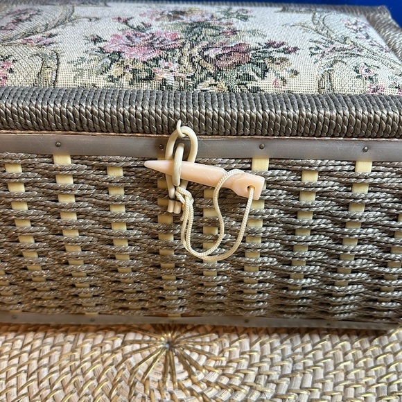 Vintage MCM RectangularTop Tapestry Faux Wicker Top Handle Sewing Box - Picture 3 of 9